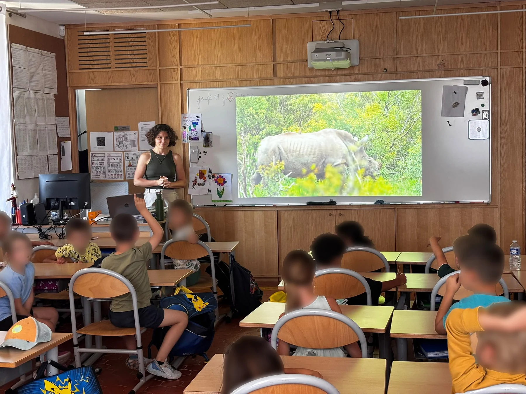 Aurélie Tiron en intervention sur le safari devant une classe
